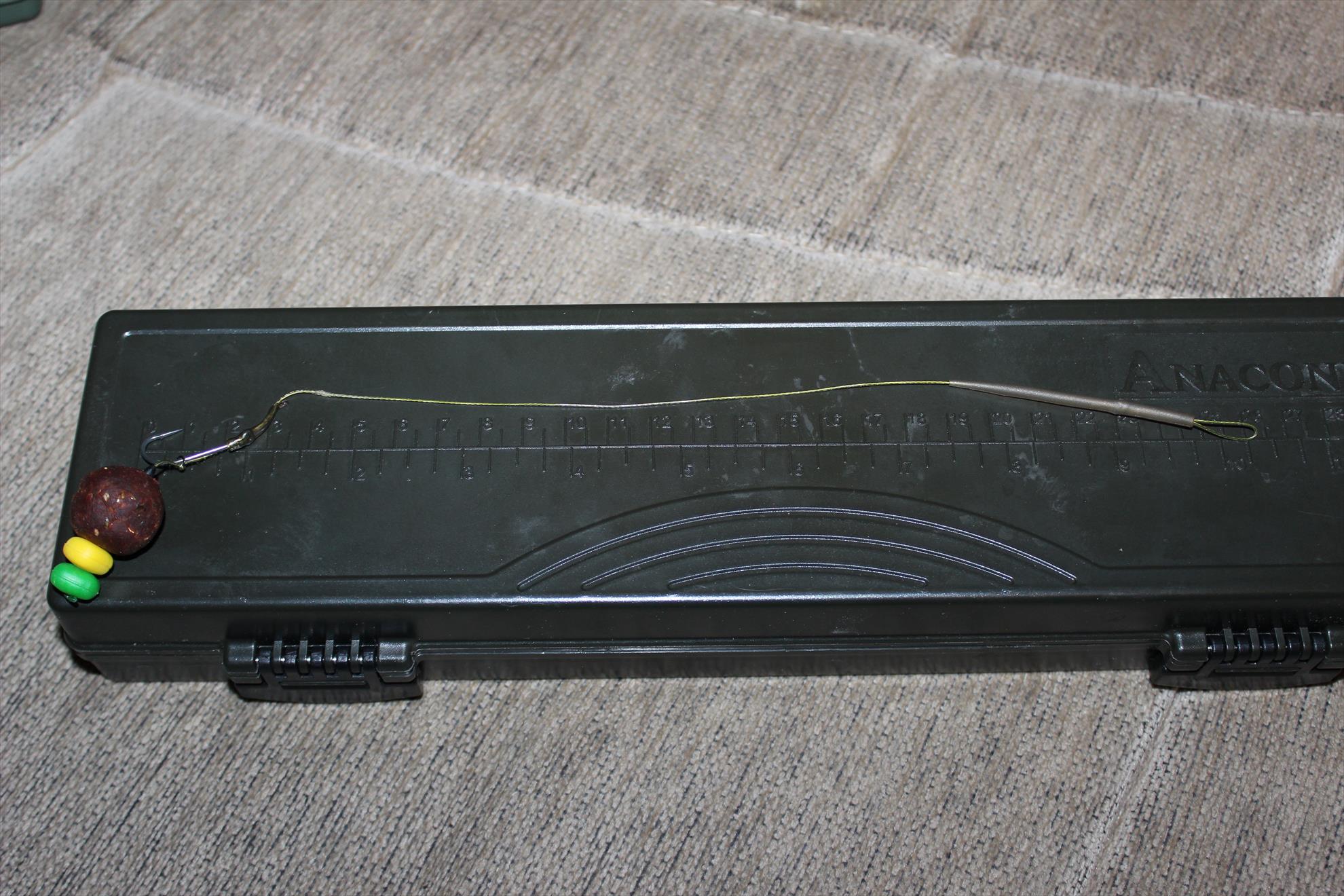 O montura de vara.. - Este o montura ideala pentru pescuit la distanta pe un substrat malos in perioada cand crapii se hranesc intens